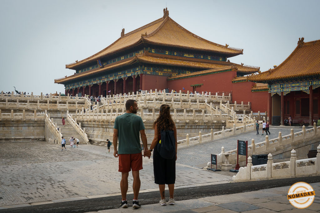 Tatiana y Oscar de espaldas frente a uno de los pabellones principales de la Ciudad Prohibida en Pekín, China