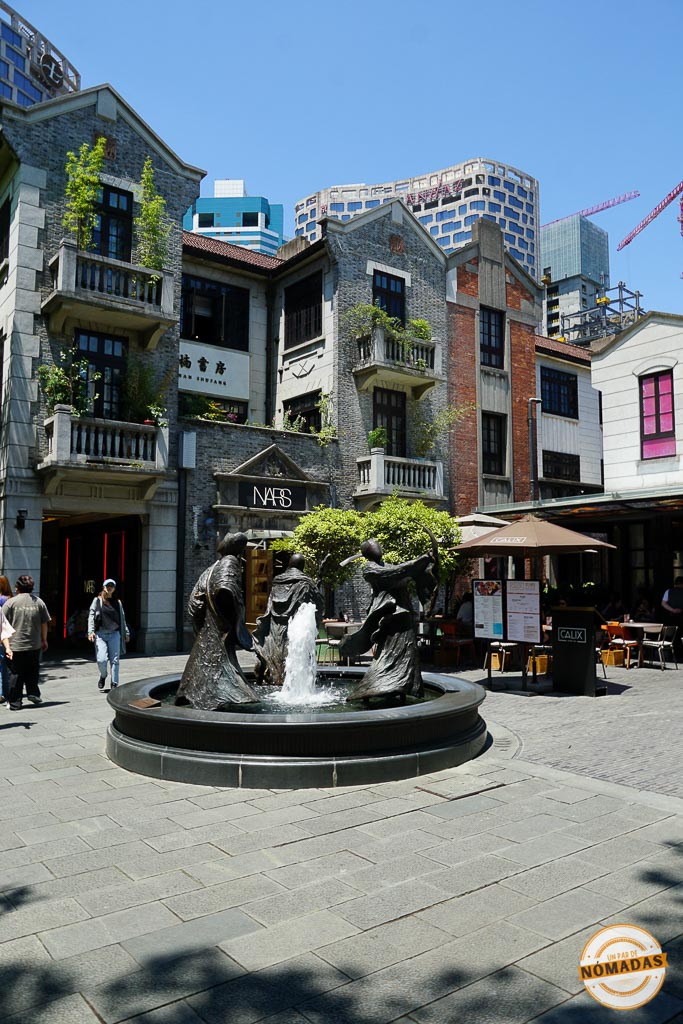 Fuente rodeada de esculturas y edificios coloniales de estilo francés en la plaza principal de Tianzifang, Shanghái
