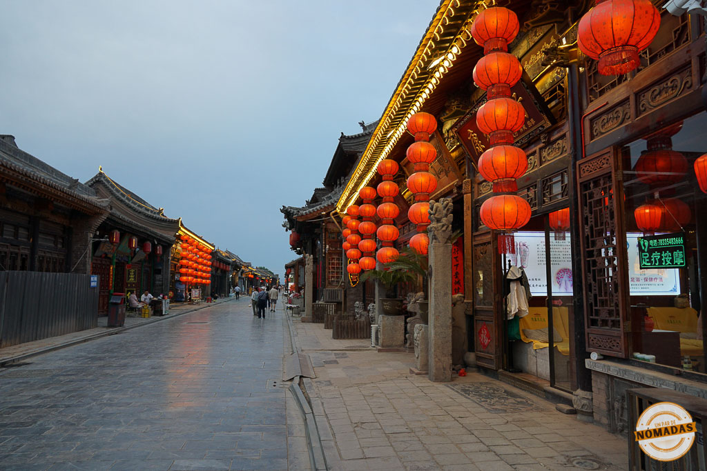 Calles empedradas de Pingyao decoradas con faroles rojos, rodeadas de arquitectura tradicional china