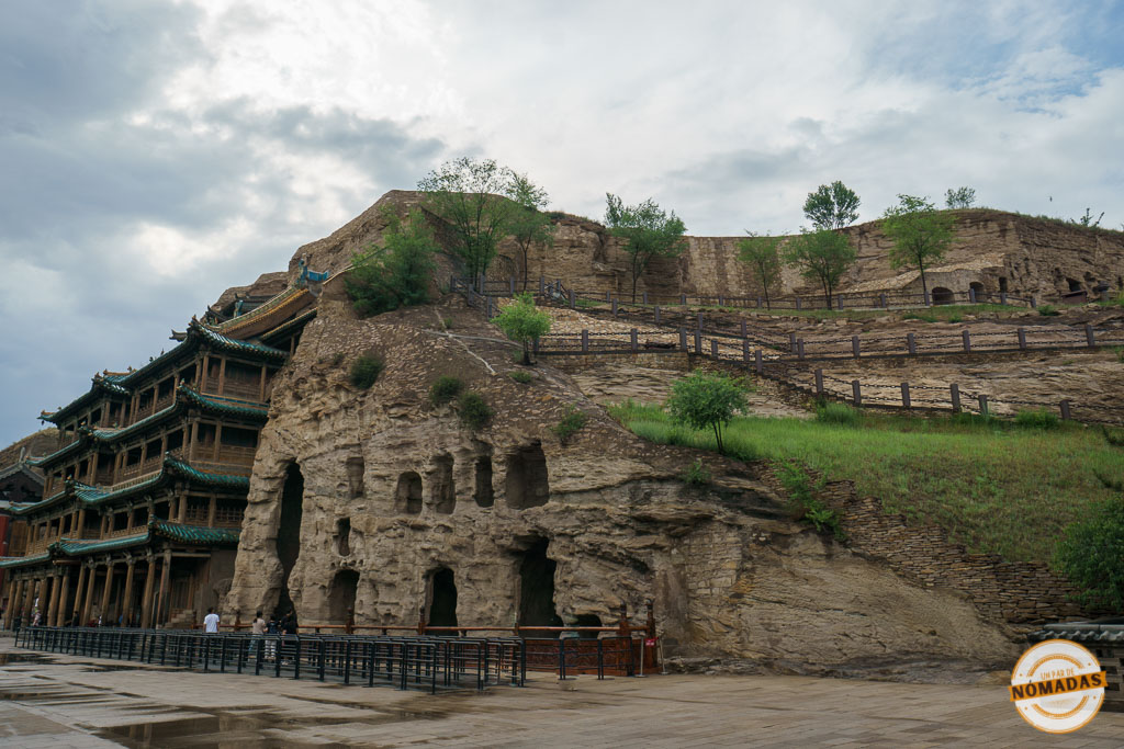 paisaje con arquitectura tallada en roca y templo tradicional, ideal para consejos prácticos de viaje