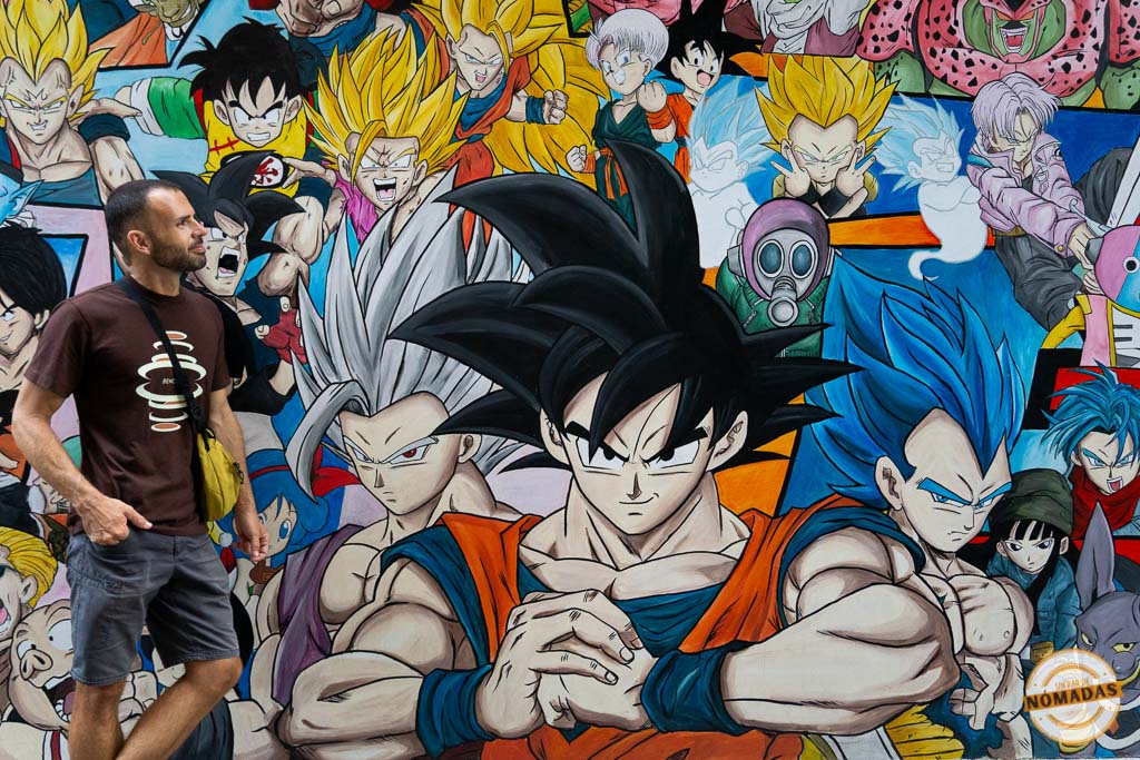 Qué ver en Taichung en 2 días. Hombre junto a mural de personajes de Dragon Ball en Taichung