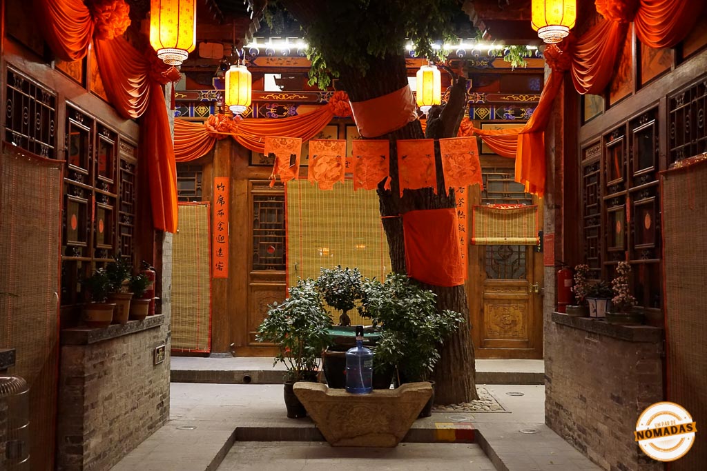 Entrada decorada con faroles y telas tradicionales del Dehuaiyuan Inn, alojamiento típico en Pingyao