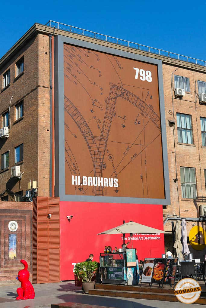 Distrito 798 de Pekín, galería de arte contemporáneo en antiguas fábricas reconvertidas, con instalaciones de arte y arquitectura industrial