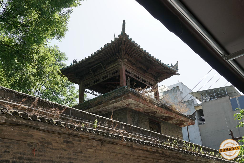 Estructura de madera con tejado tradicional chino en el complejo de la Gran Mezquita de Xi’an, rodeada de muros y vegetación