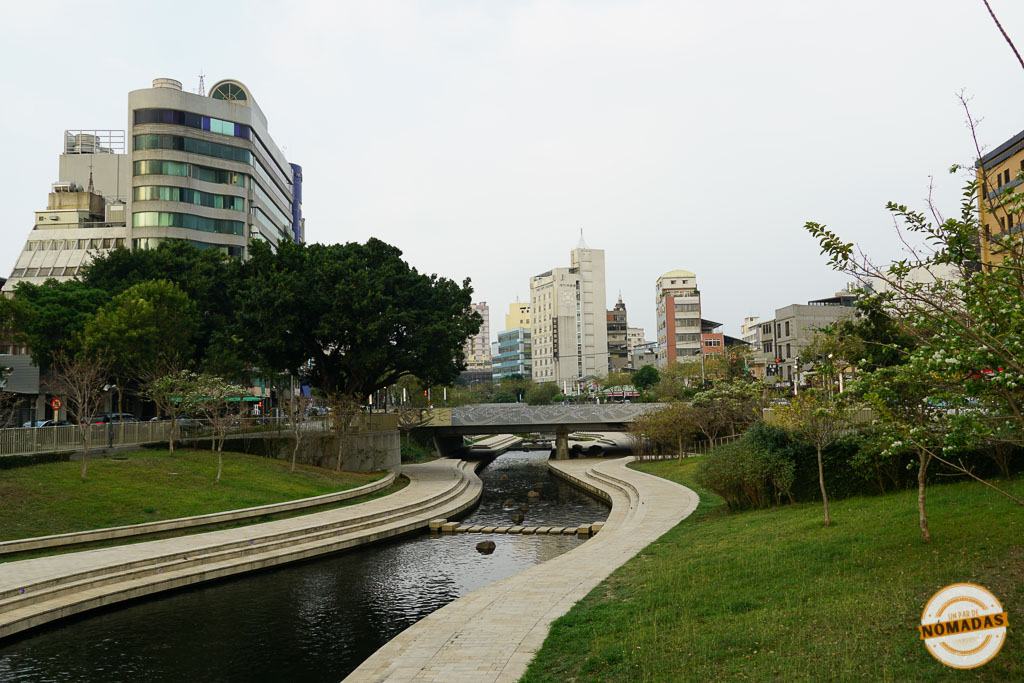 Vista del paseo ribereño Liuchuan con arquitectura moderna y vegetación