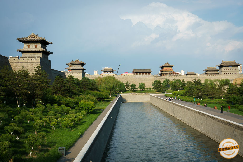 Qué ver en Datong en 2 días: muralla restaurada de la ciudad antigua, rodeada de jardines y canal de defensa