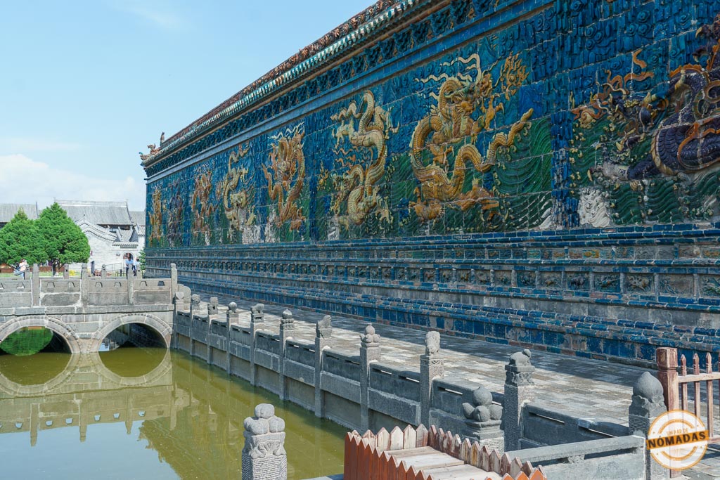Qué ver en Datong en 2 días: Muro de los Nueve Dragones con relieves cerámicos imperiales de colores vivos