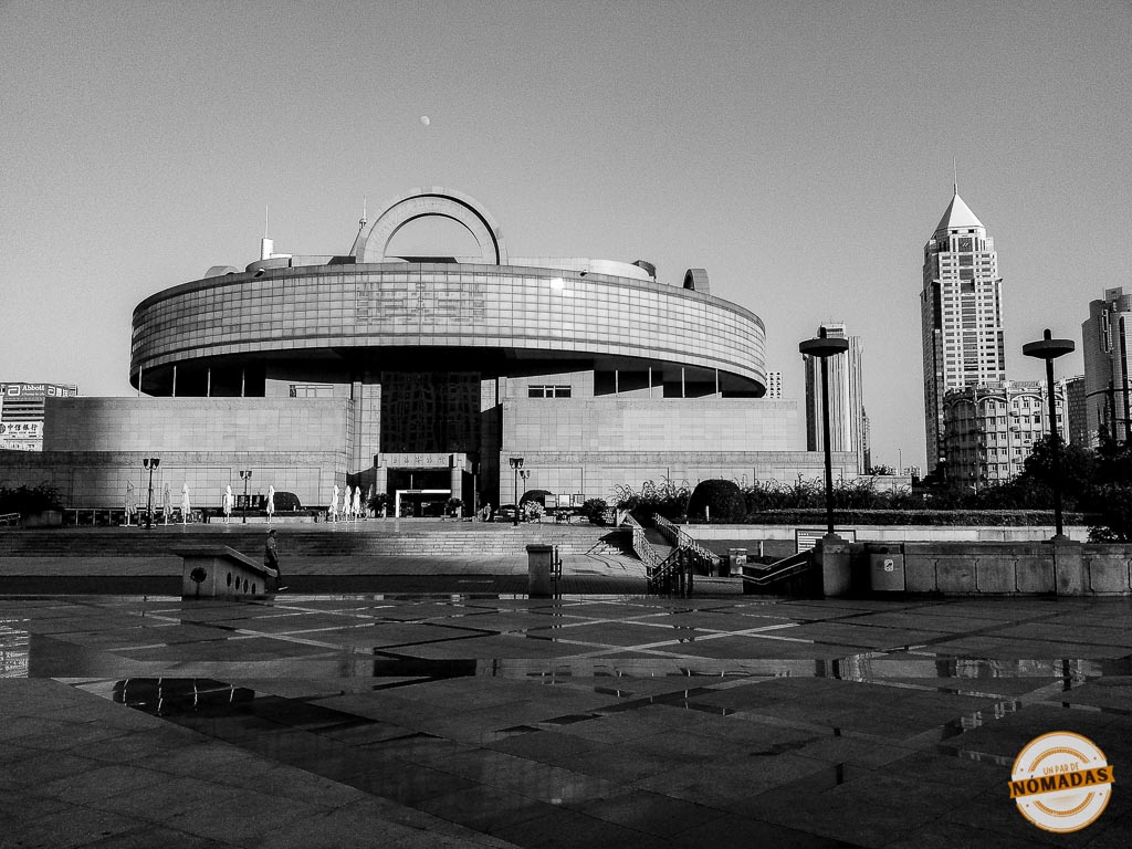 Fachada del Museo de Shanghái en People’s Square, con su característica estructura circular y paneles de vidrio
