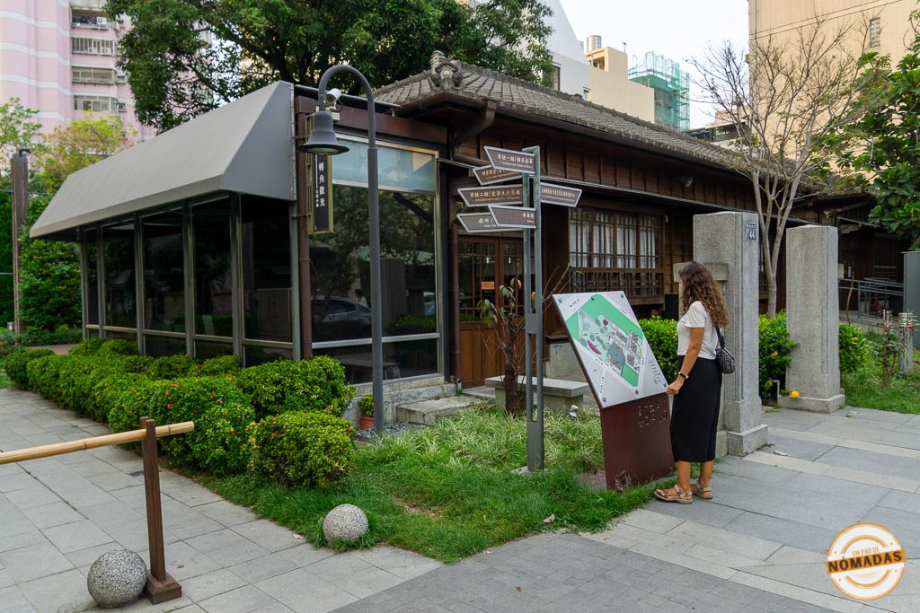 Mujer observando el plano en la entrada del Museo de Literatura de Taichung