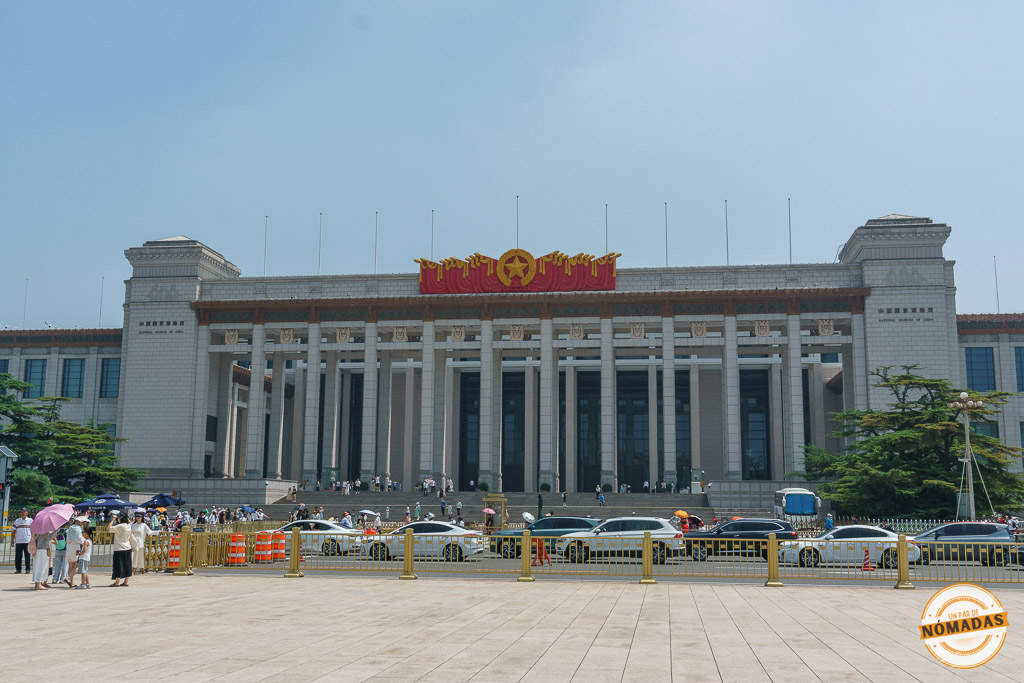 Fachada del imponente Museo Nacional de China frente a la Plaza Tiananmen en Pekín, con columnas y bandera roja ondeando