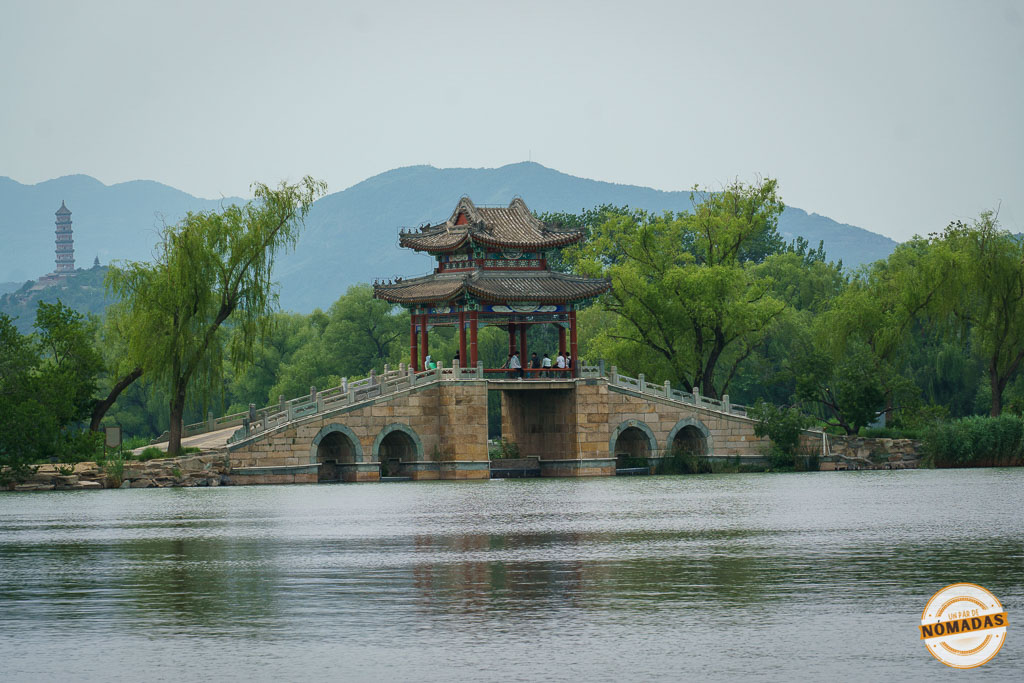 Qué ver en el Palacio de Verano de Pekín: pabellón tradicional sobre el lago Kunming, rodeado de sauces y montañas