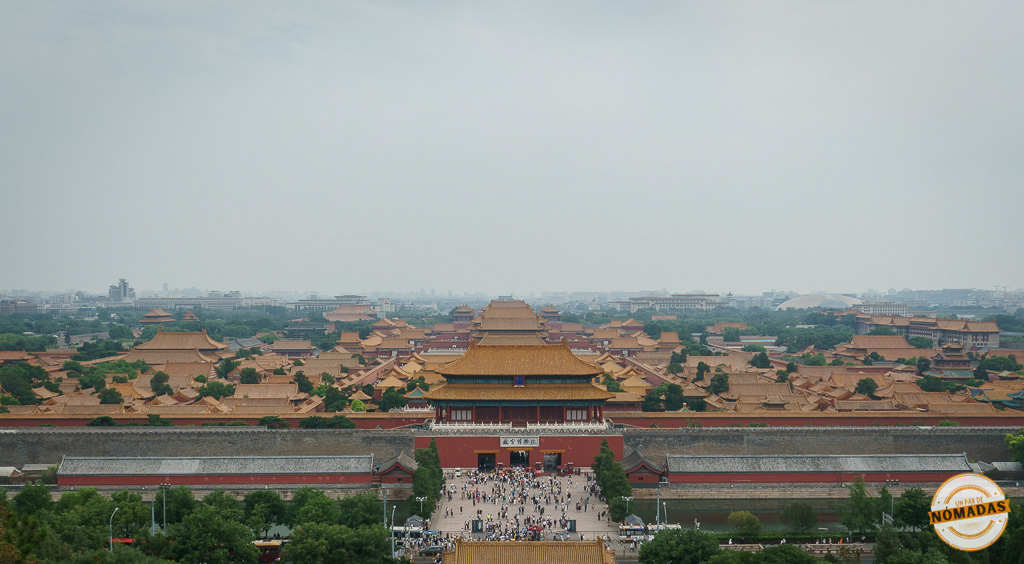 Qué ver en Pekín en 4 días: vista panorámica desde el Parque Jingshan con los tejados dorados de la Ciudad Prohibida extendiéndose entre muros rojos y colinas verdes