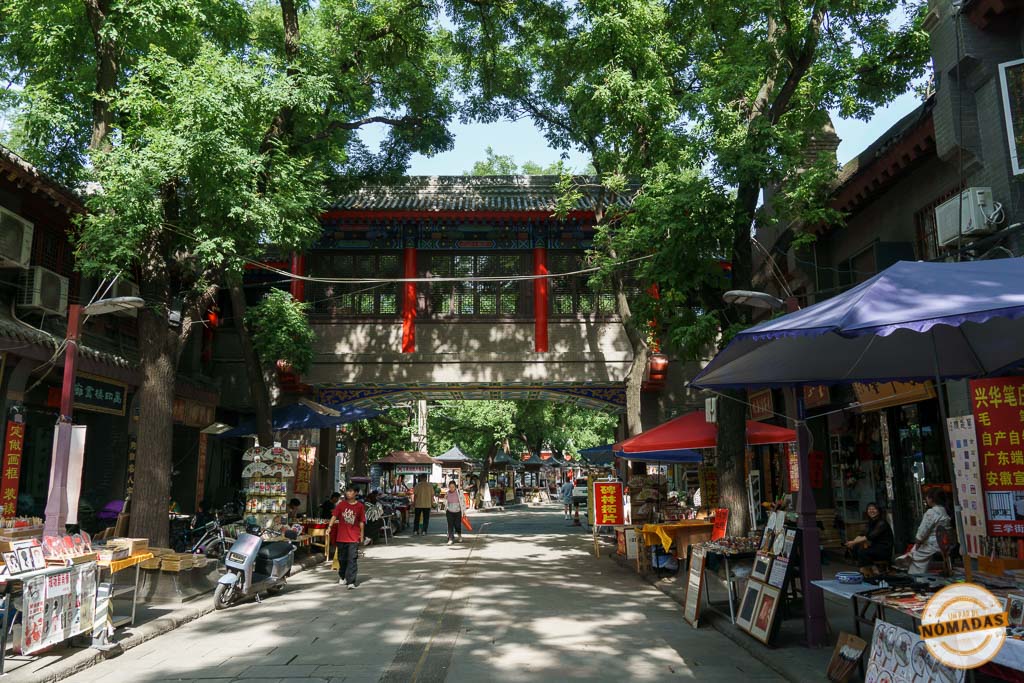 Calle tradicional Shu Yuan Men en Xi’an, rodeada de árboles, tiendas de caligrafía, arte y puestos locales