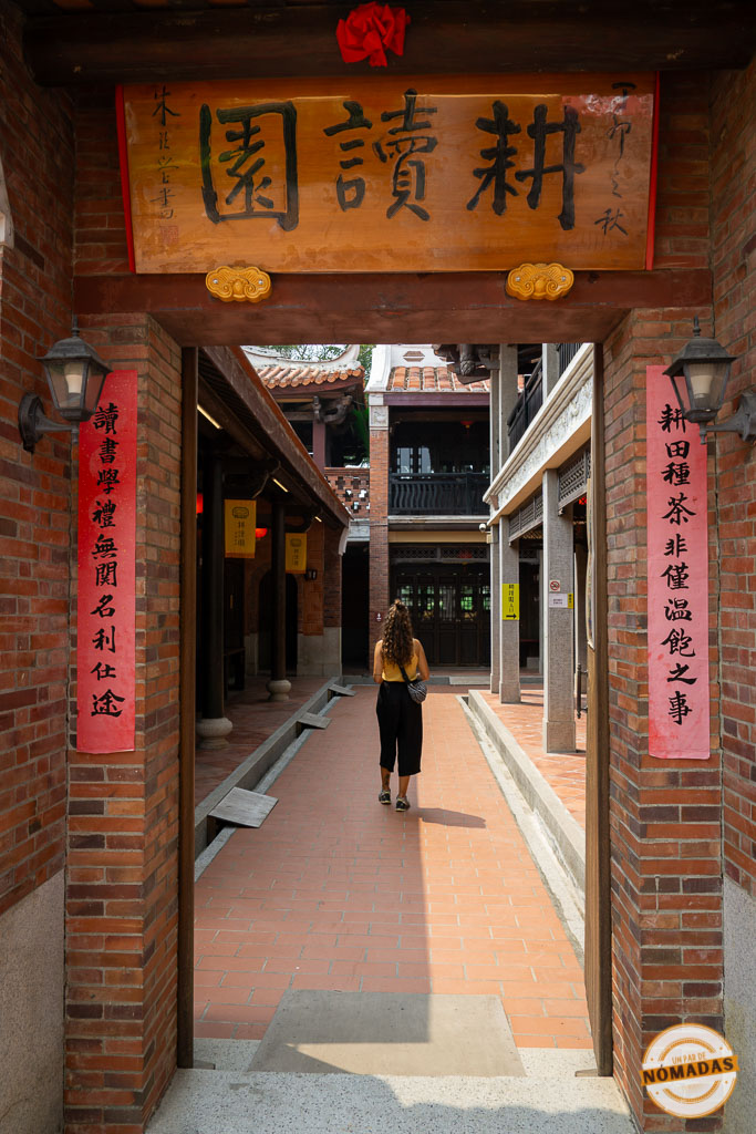 que ver en Taichung en 2 días: Mujer caminando por un antiguo edificio tradicional de Taichung, simbolizando el cierre de una ruta cultural