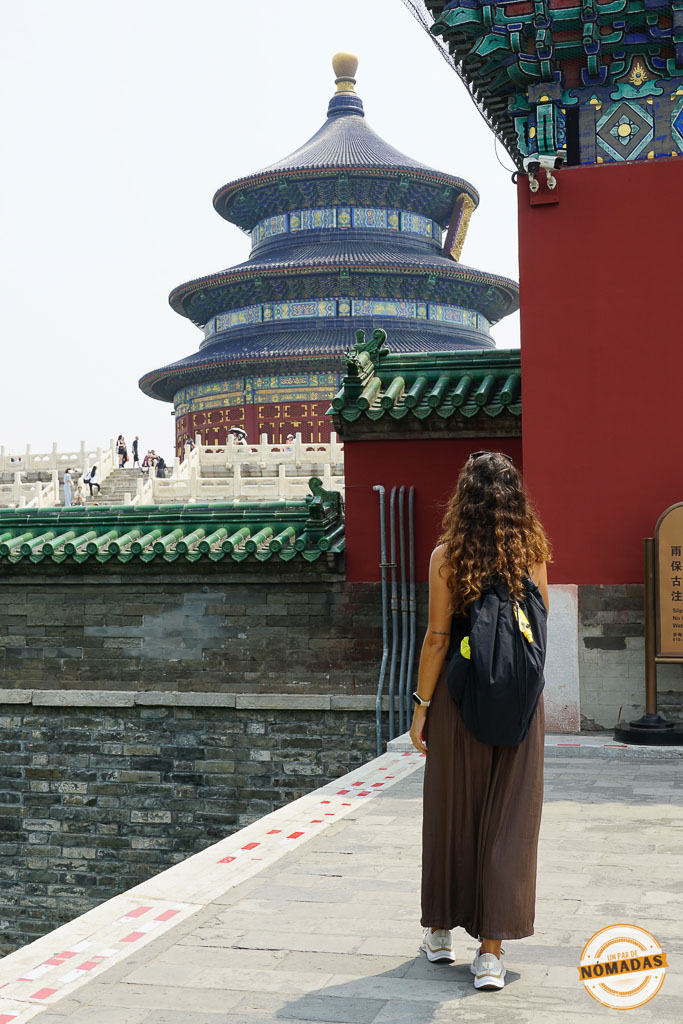 Templo del Cielo en Pekín, China, con su icónico Pabellón Circular del Cielo y Tatiana admirando la estructura