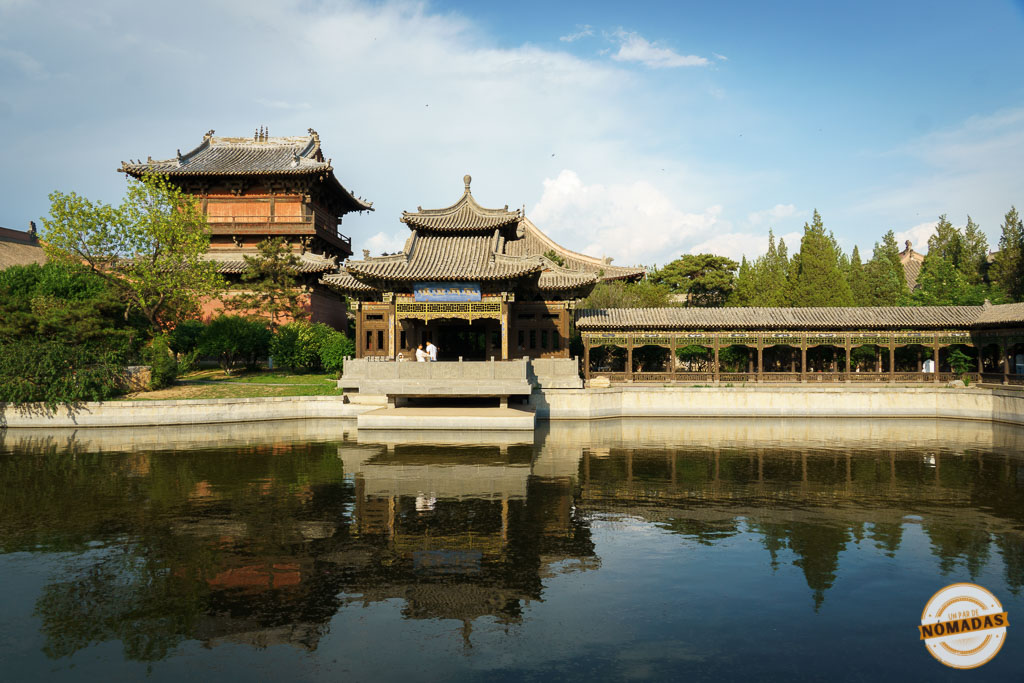 Qué ver en Datong en 2 días: templo Shanhua con pabellones tradicionales reflejados sobre un estanque tranquilo