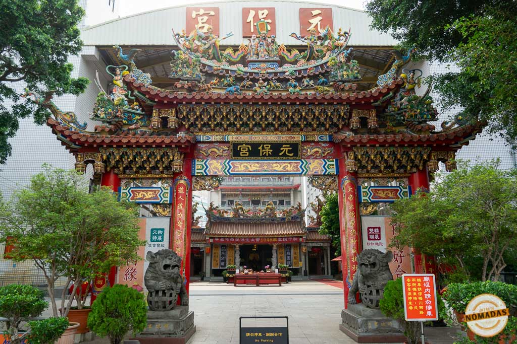 Fachada del templo Yuanbao con detalles coloridos y arquitectura tradicional