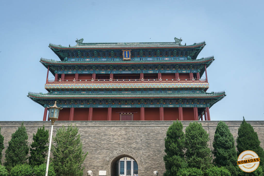 Vista frontal de la Torre del Tambor en Pekín, China, con su estructura de varios niveles, tejados tradicionales y muros de ladrillo gris