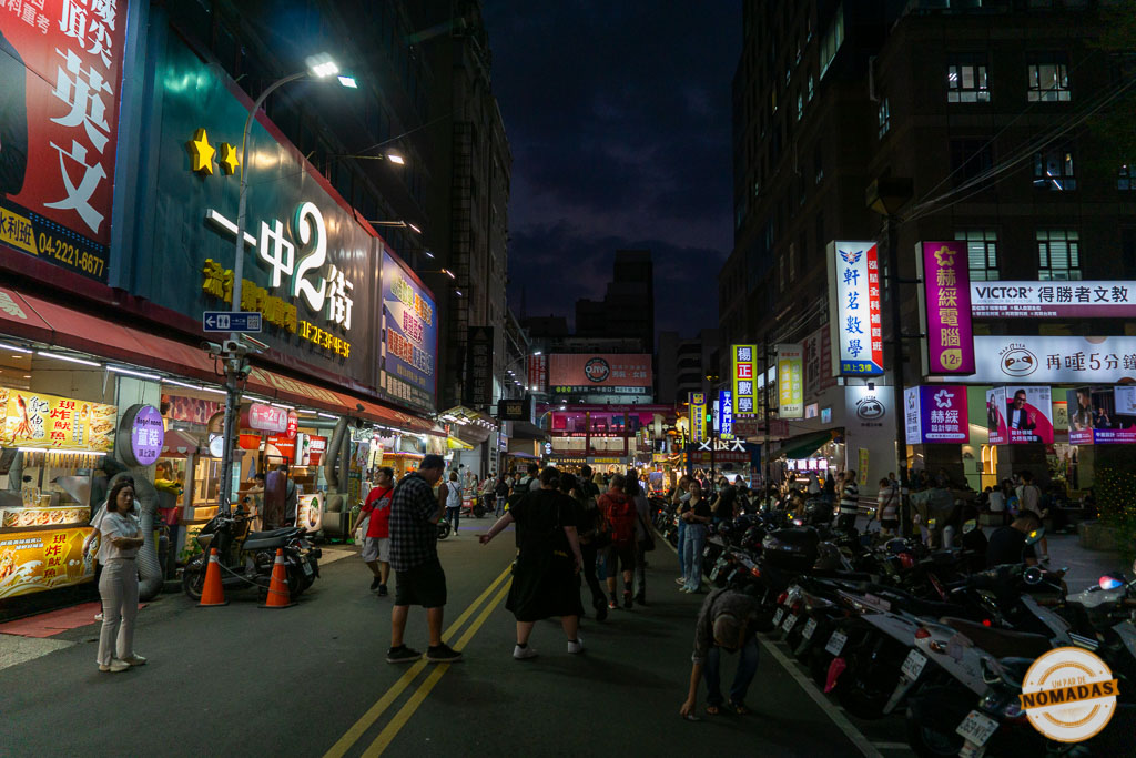 Mercado nocturno de Yizhong en Taichung lleno de luces y gente local
