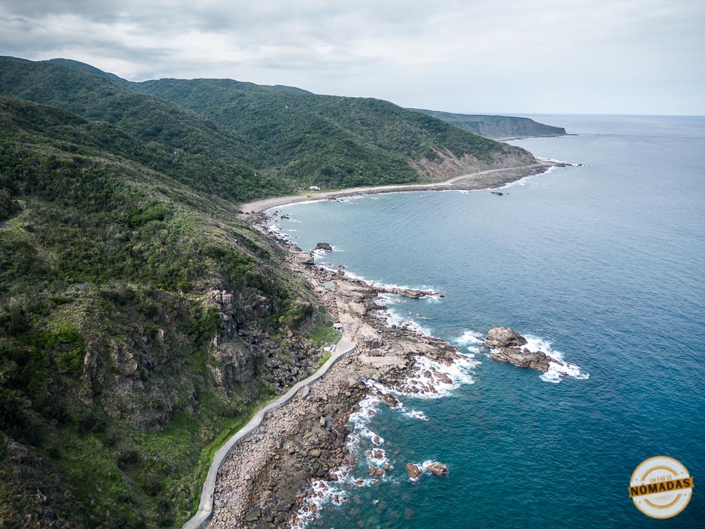 Vista aérea de los acantilados de Jialeshuei y su costa salvaje en Kenting