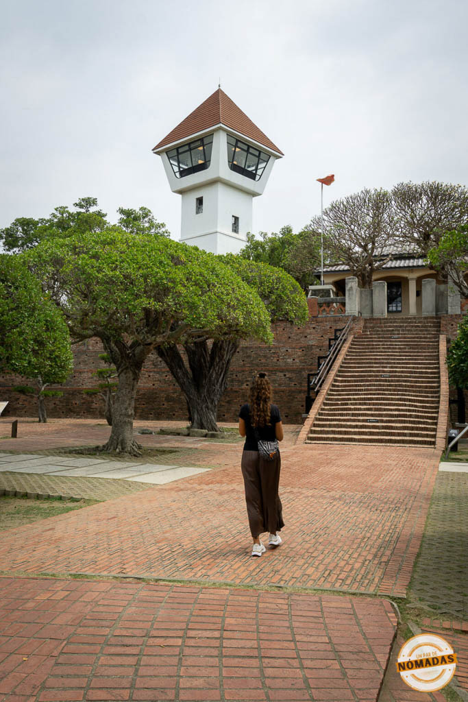 Tatiana caminando hacia la torre de vigilancia de Fort Zeelandia en Tainan