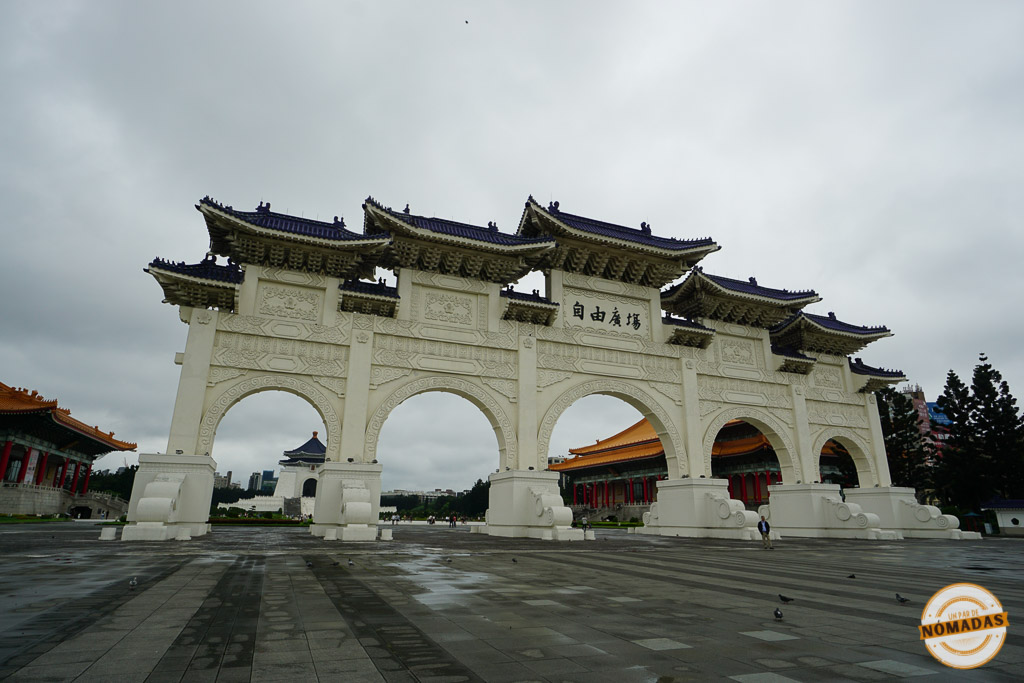 Vista frontal del icónico arco blanco de Liberty Square en Taipéi, bajo un cielo nublado.