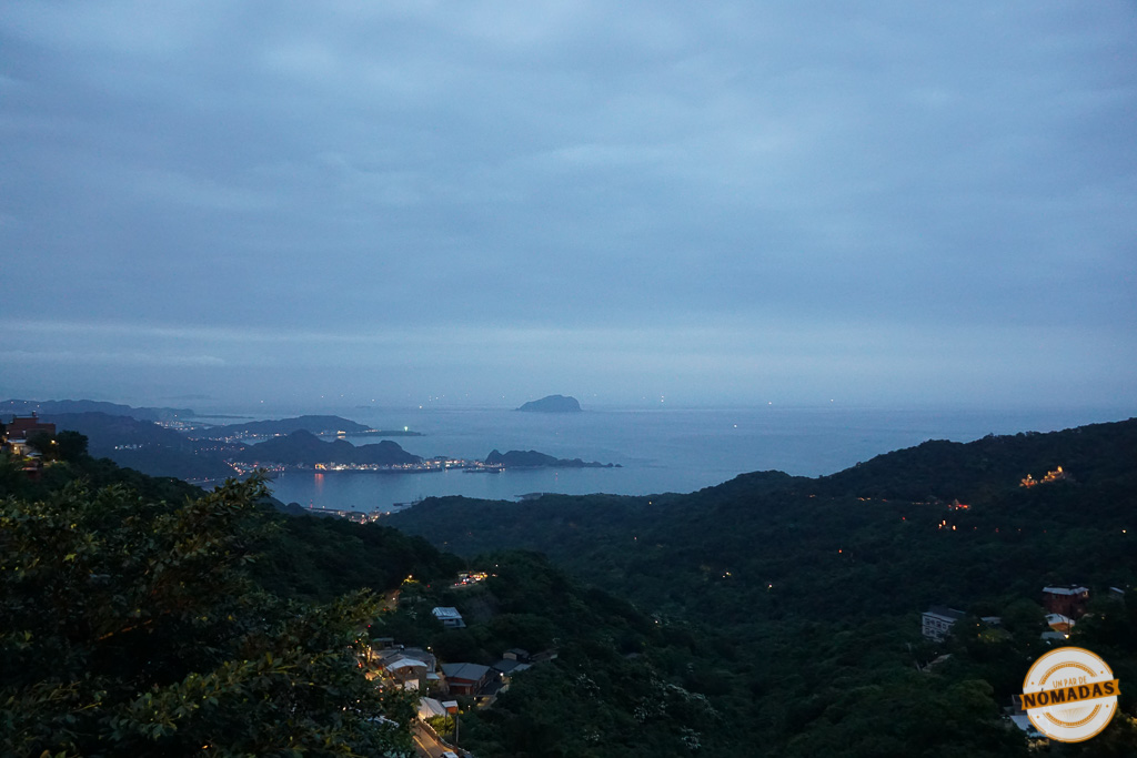 Vista del atardecer sobre el mar desde Jiufen, cierre perfecto para saber qué ver en Jiufen en 2 días
