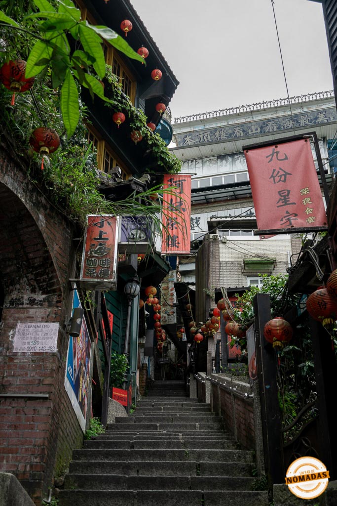 Escaleras y faroles en los callejones ocultos de Jiufen, detalles curiosos que no te puedes perder en jiufen