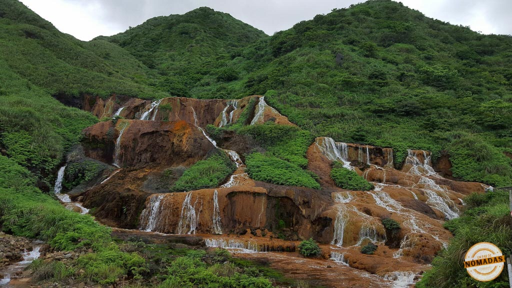 La cascada de oro es uno de los paisajes naturales más llamativos 