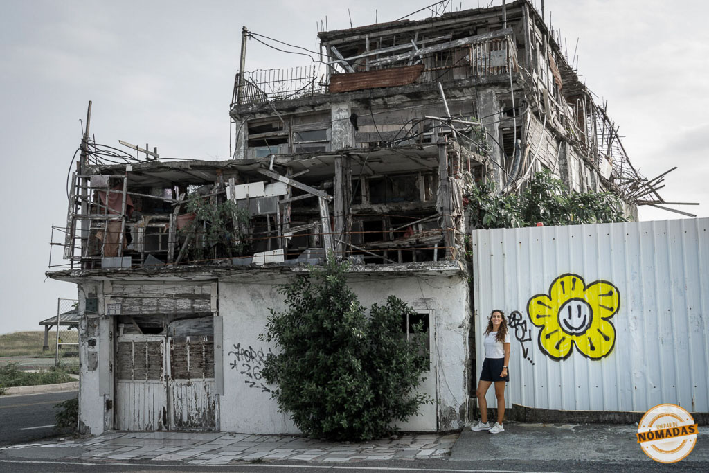 Edificio en ruinas con grafiti en Taitung conocido como el Castillo Ambulante