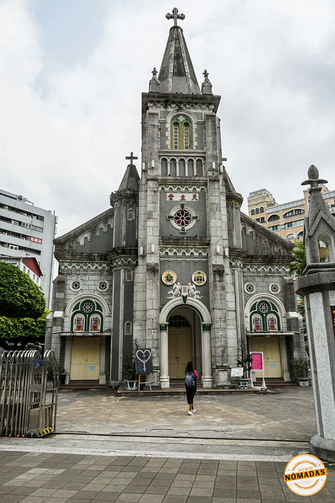 Fachada gótica de la Catedral del Santo Rosario de Kaohsiung con Tatiana de espaldas
