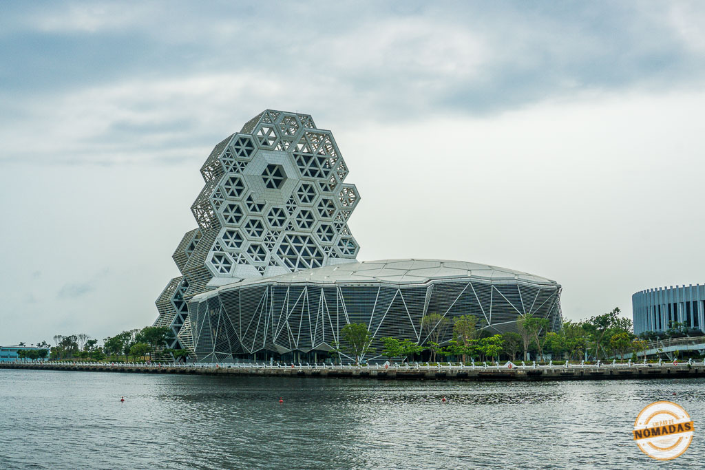 Vista del futurista Centro de Arte de Kaohsiung, uno de los lugares que ver en Kaohsiung en 2 días
