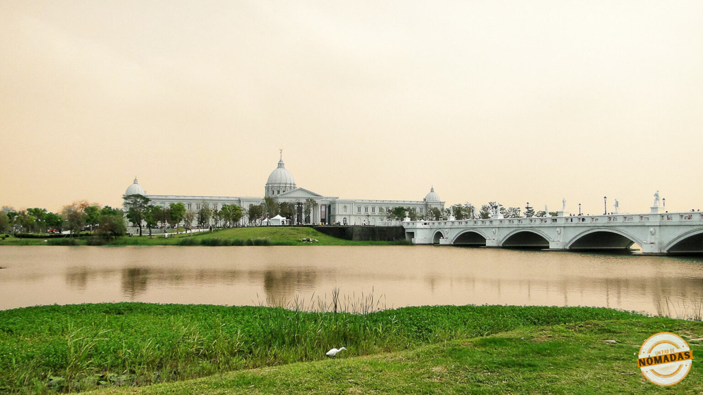 Vista del Chimei Museum al otro lado del lago en Tainan