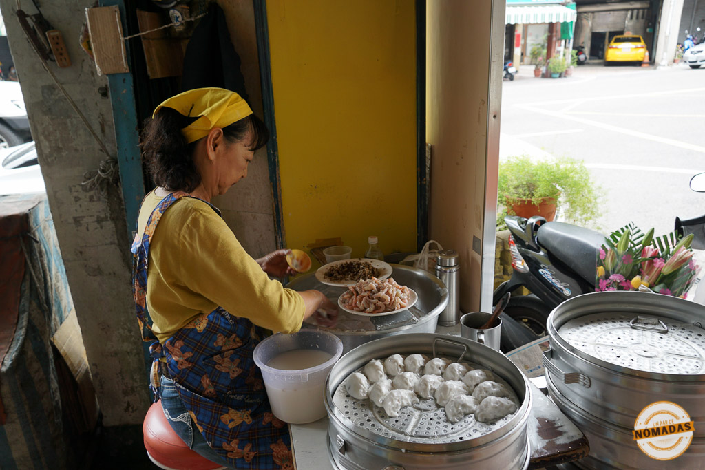 Consejos sobre que visitar en Tainan: Mujer local preparando dumplings caseros en un pequeño local de Tainan