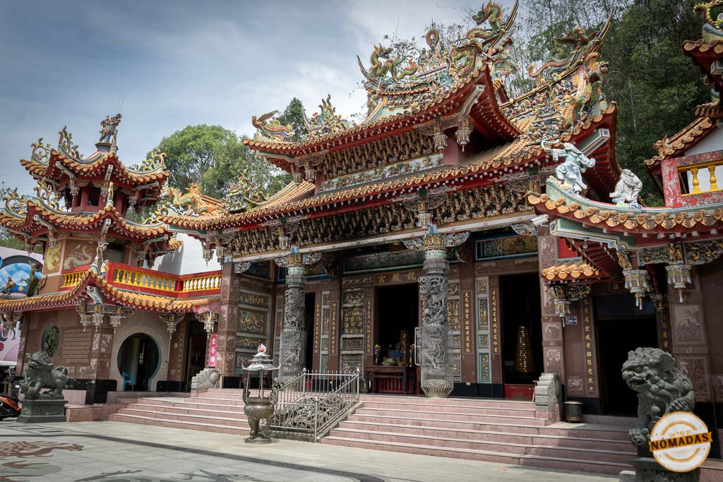 Fachada de un templo tradicional taiwanés con detalles ornamentales, ideal para ilustrar consejos de etiqueta y respeto cultural durante un viaje a Taiwán
