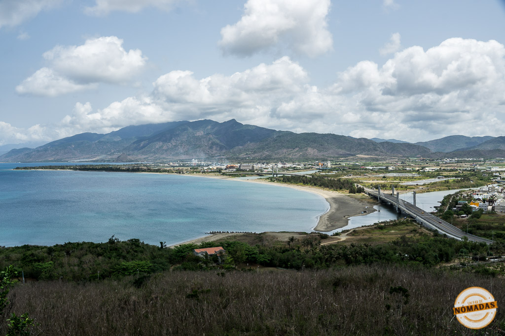 Vista panorámica de que ver en kenting en 3 días desde un mirador con nubes y mar en el horizonte