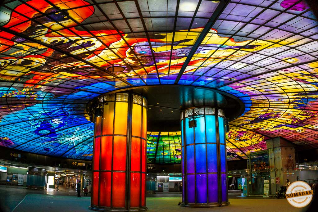 Colorido techo de vidrio del Dome of Light en la estación Formosa Boulevard de Kaohsiung
