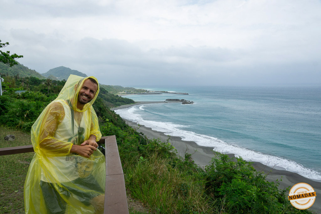 Viajero con chubasquero amarillo frente a la costa de Dulan en Taitung