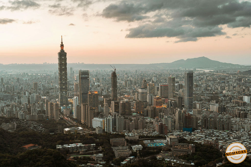Panorámica de Taipéi al atardecer con el rascacielos Taipei 101 dominando el horizonte, vista desde Elephant Mountain.