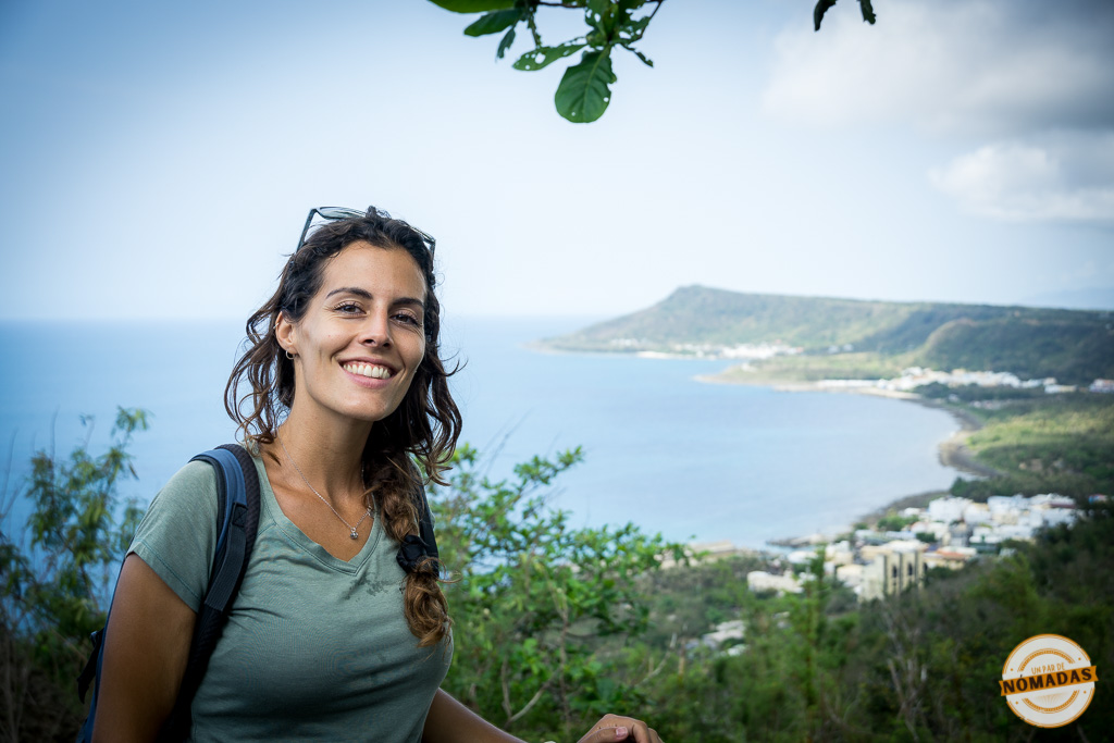Retrato de viajera con vista panorámica al fondo desde Guanshan en Kenting