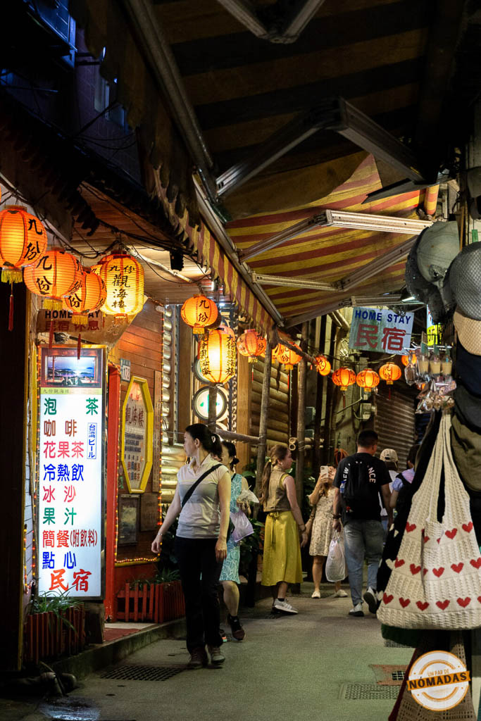 Turistas recorriendo Jiufen Old Street de noche, una parada obligada entre qué ver en Jiufen en 2 días
