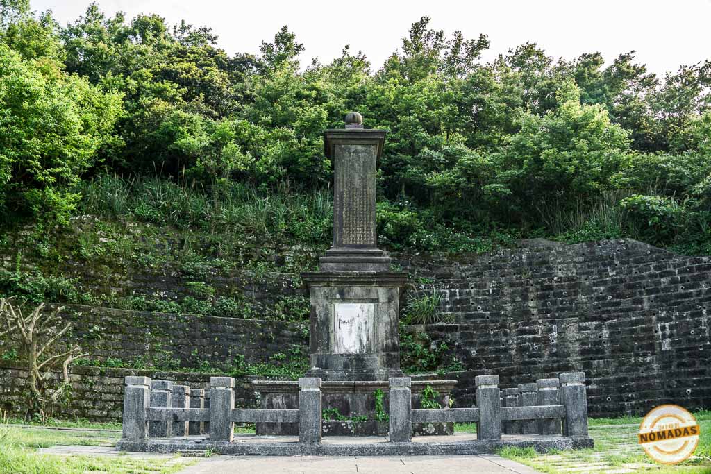 Monumento en la entrada al sendero Keelung Mountain Trail, una de las rutas que lugares visitar en Jiufen en 2 días