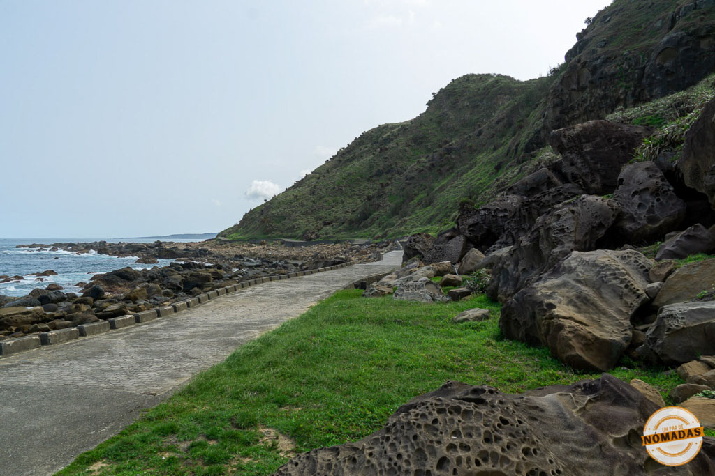 Sendero costero del Parque Nacional Kenting con formaciones rocosas y vegetación