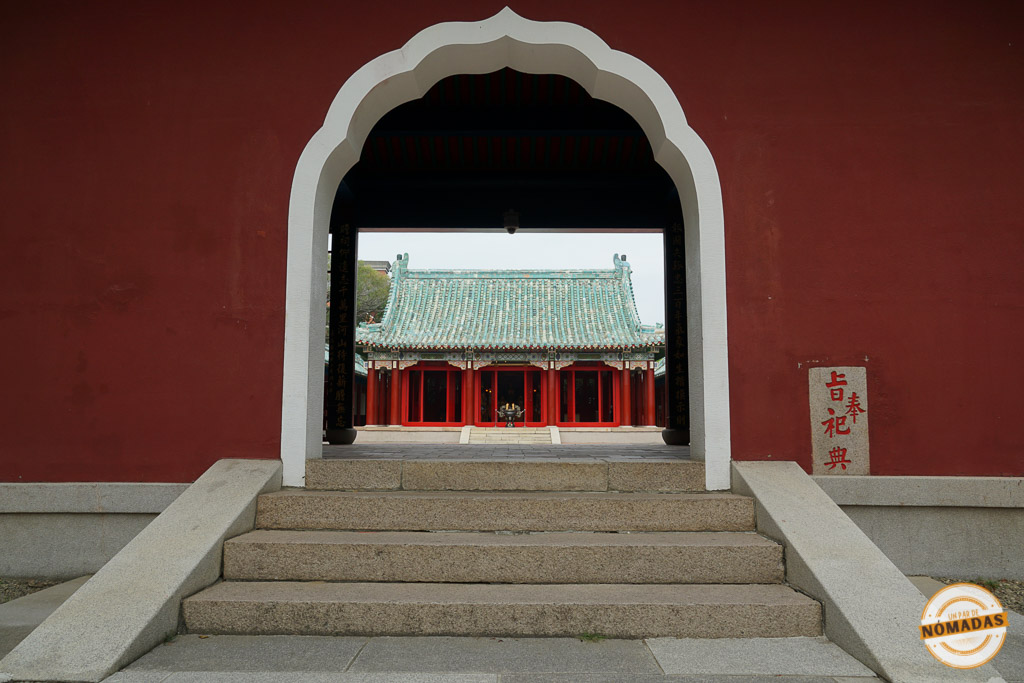 Entrada del Koxinga Shrine en Tainan, enmarcando un pabellón clásico