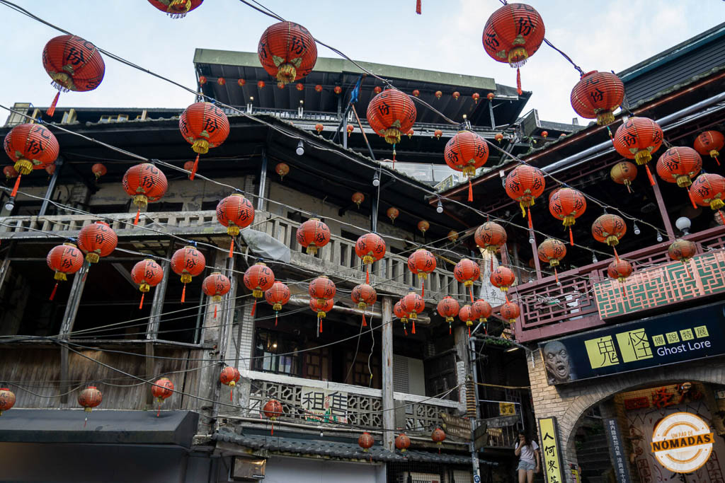 Faroles rojos colgantes decorando el centro del pueblo, perfectos para saber qué ver en Jiufen en 2 días
