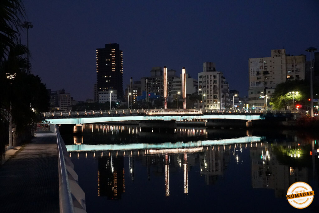 Vista nocturna del Love River en Kaohsiung con puentes y reflejos urbanos
