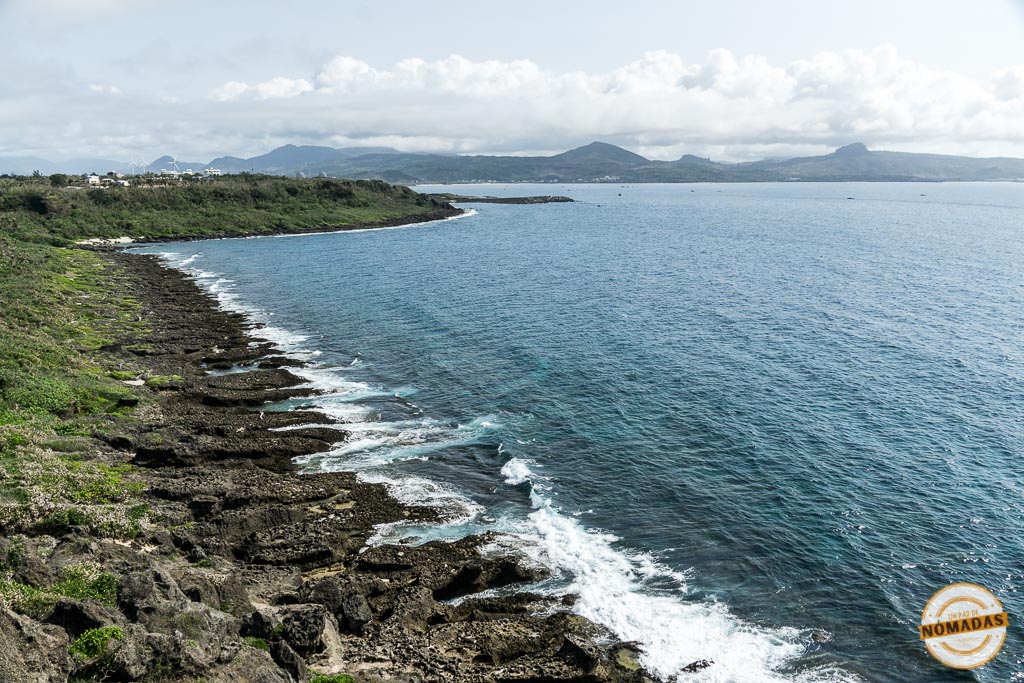 Vista panorámica de la costa desde Maobitou con olas rompiendo en las rocas