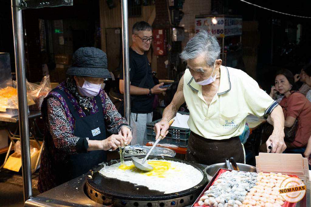 Pareja de ancianos cocinando en el Mercado Nocturno de Liouhe, Kaohsiung
