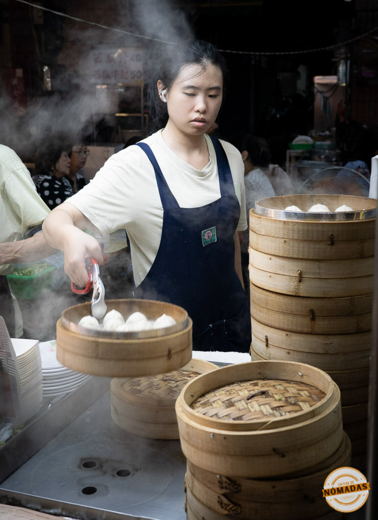 Mujer preparando dumplings al vapor en el mercado nocturno de Tainan