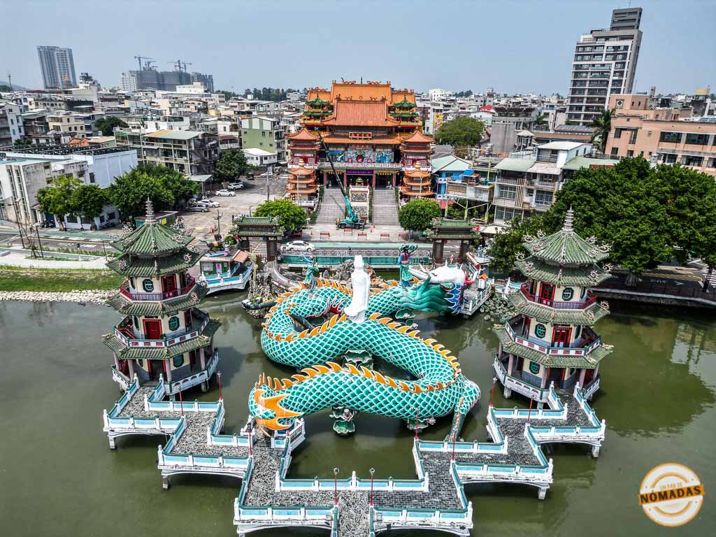 Vista aérea de los Pabellones de Primavera y Otoño en el estanque del Dragón y el Tigre en  que ver en 2 días en Kaohsiung
